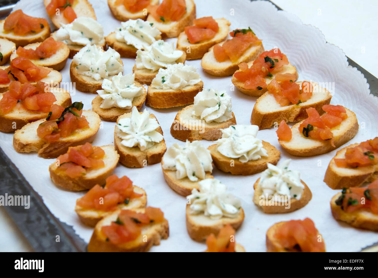 Deliziosi antipasti crostini di pane, salmone e crema di formaggio. Messa a fuoco selettiva Foto Stock
