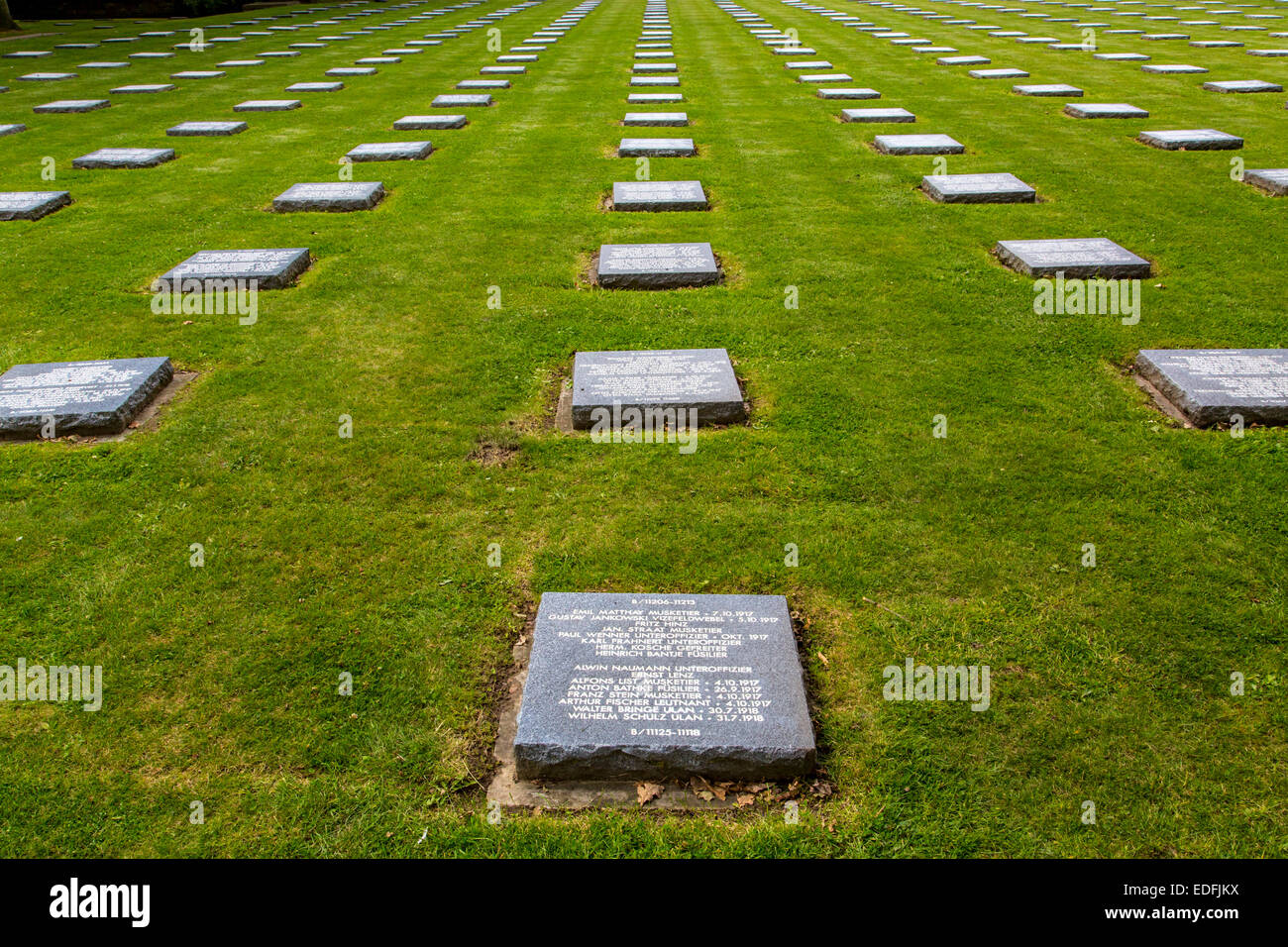 Cimitero militare tedesco Langemark, Fiandre, più di 44000 sepolti soldati tedeschi, ucciso nella Prima guerra mondiale, Foto Stock