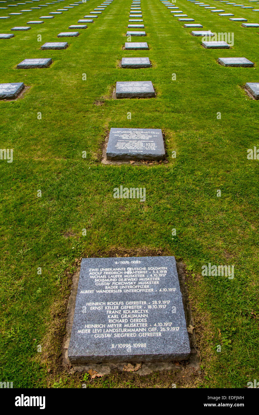 Cimitero militare tedesco Langemark, Fiandre, più di 44000 sepolti soldati tedeschi, ucciso nella Prima guerra mondiale, Foto Stock