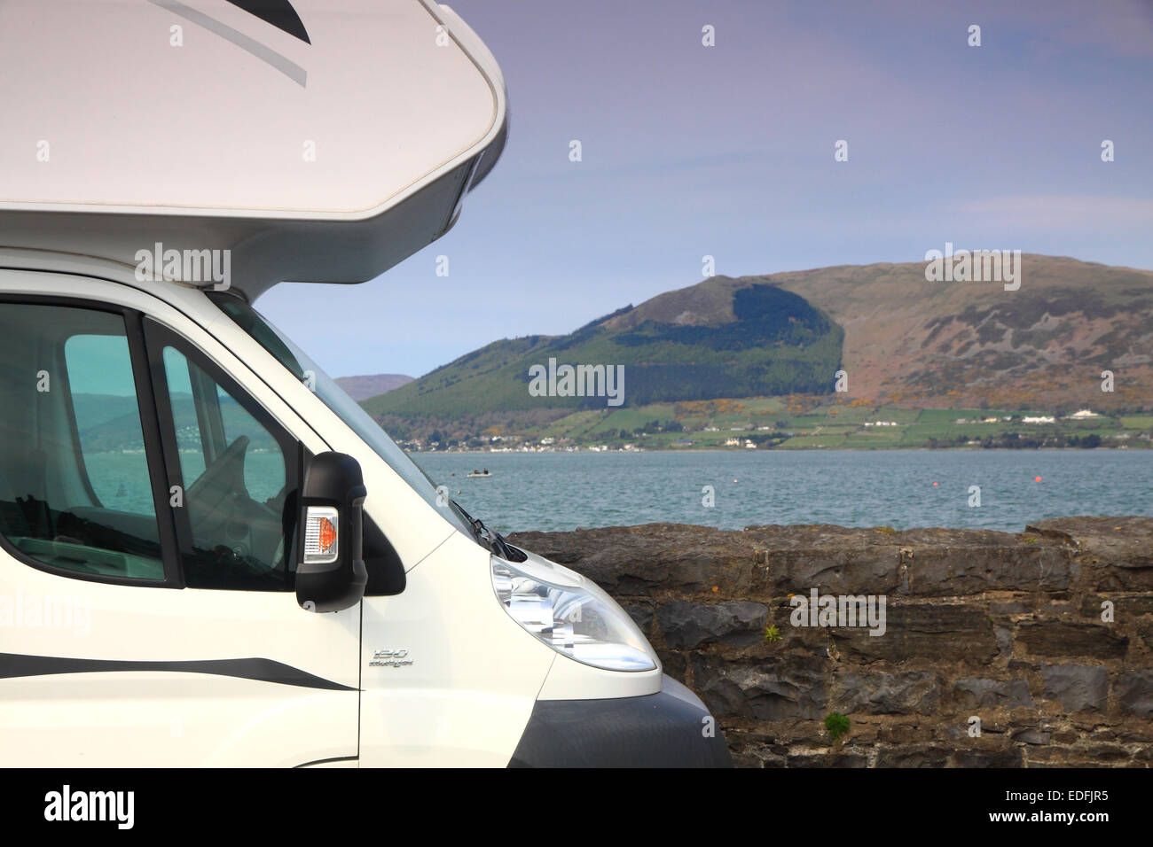 Camper parcheggiato a Carlingford Harbour, con Carlingford Lough e le montagne di Mourne in background Foto Stock