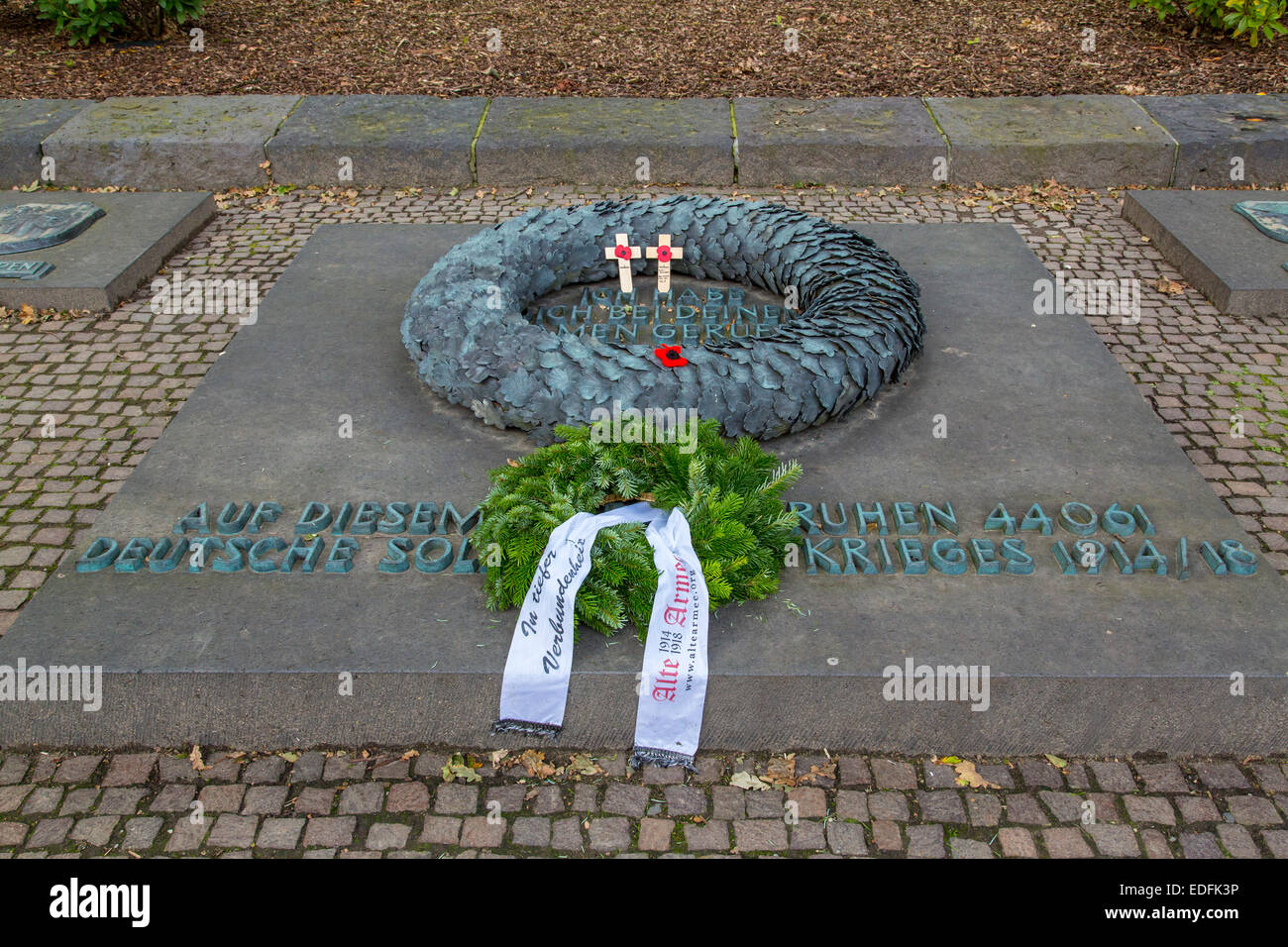 Cimitero militare tedesco Langemark, Fiandre, più di 44000 sepolti soldati tedeschi, ucciso nella Prima guerra mondiale, Foto Stock