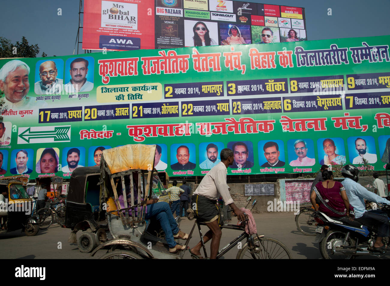 India 2014. Bihar. Patna.elezione posters e risciò Foto Stock