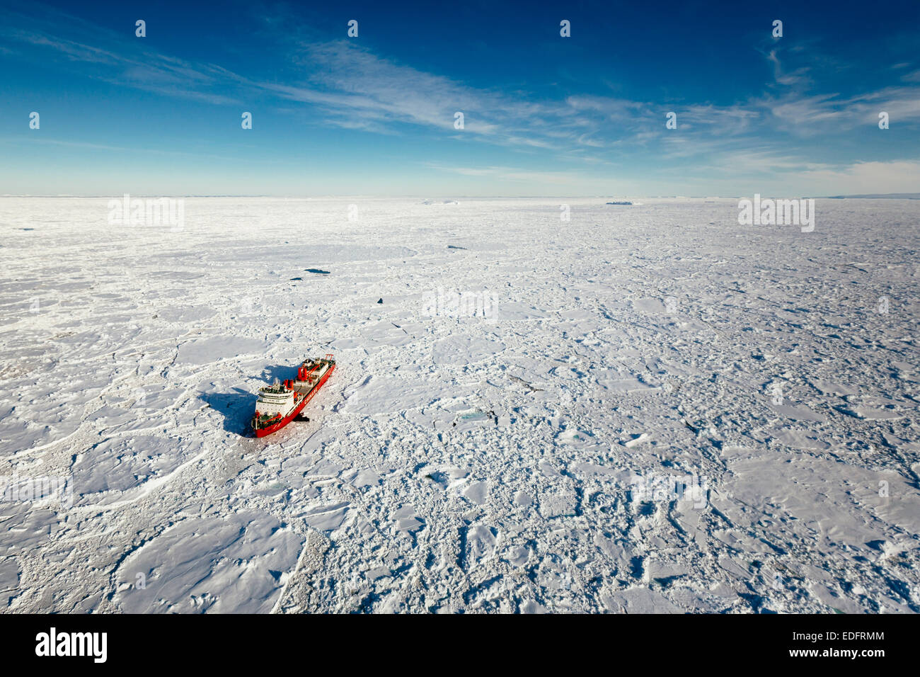 Il rompighiaccio cinese Xue lungo afflitta in ghiaccio. Foto Stock