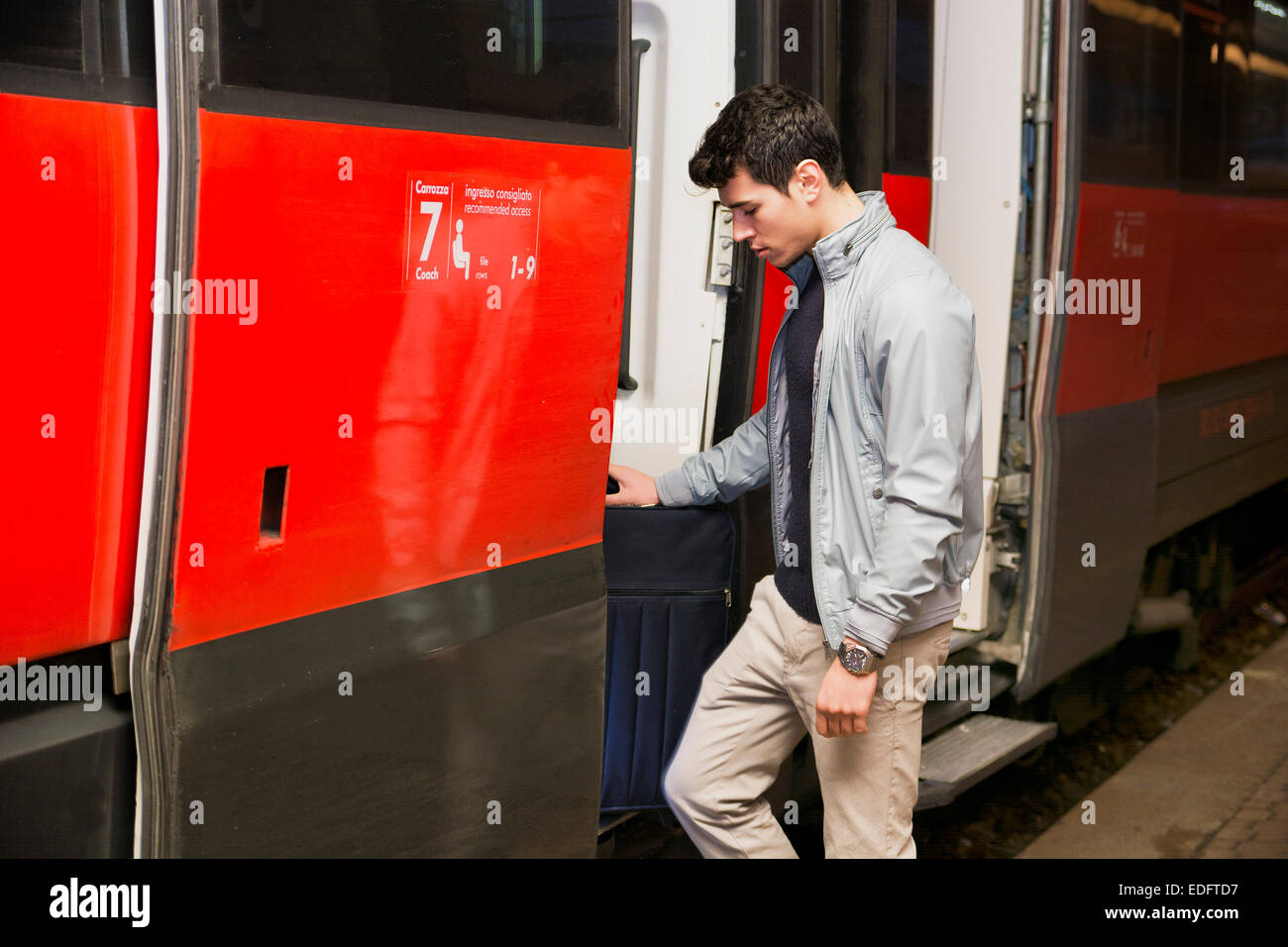 Bel giovane getting a bordo del treno Foto Stock