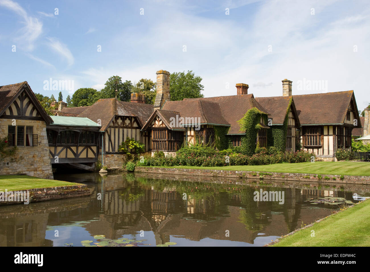 L'Astor ala (un Edwardian ala attaccata al castello di Hever nel Kent, Inghilterra) con acqua riflessioni. Foto Stock