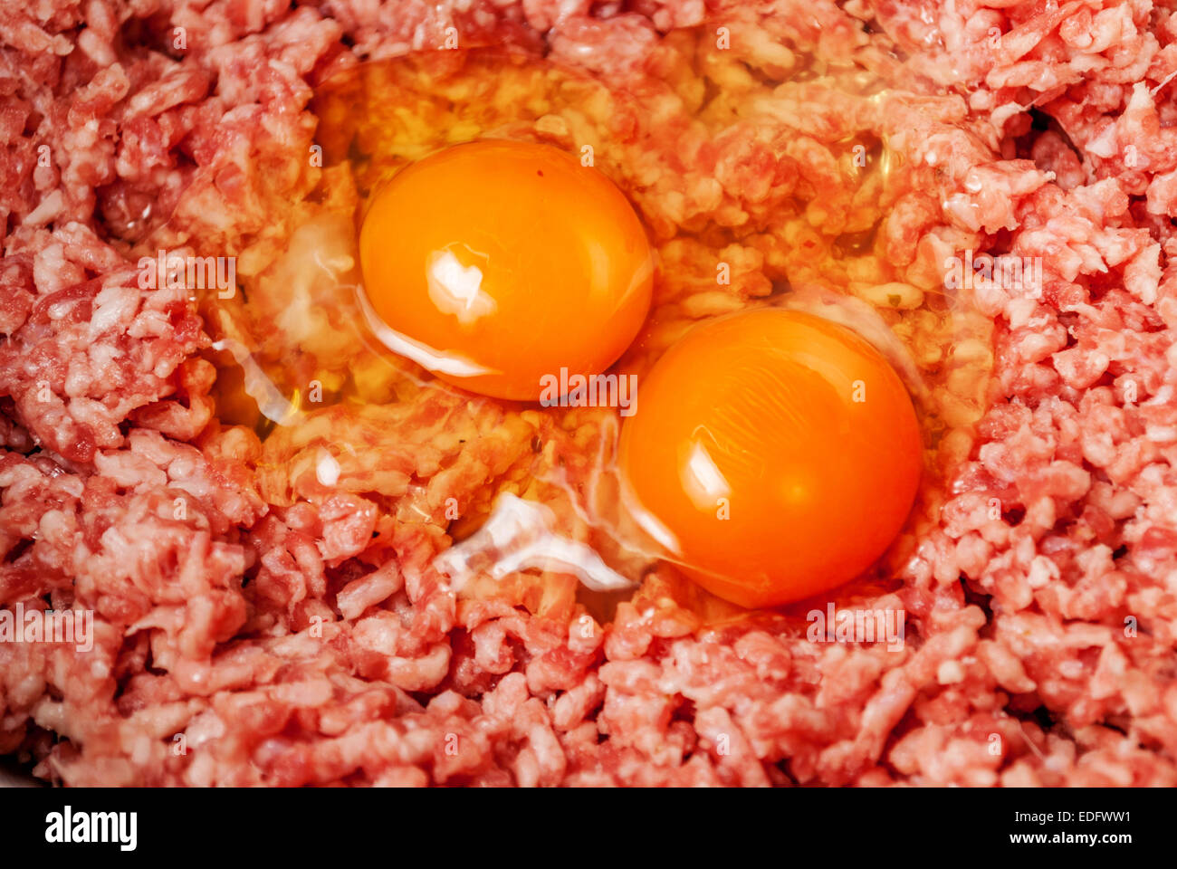 La carne macinata con le uova nel mescolatore di cibo Foto Stock