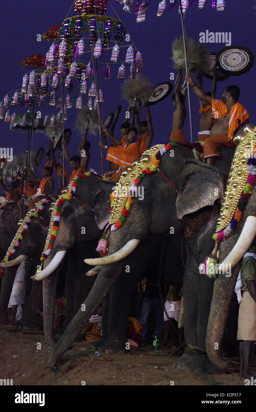 Ornate di elefanti in una processione per contrassegnare la fine dell'Pooram Festival in Quilon (Quilon), Kerala, India Foto Stock