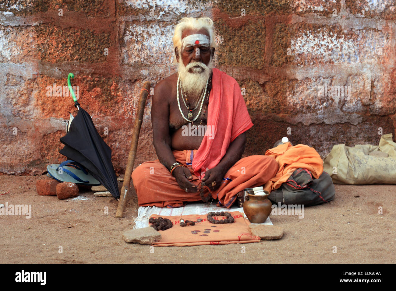 Hindu uomo santo al di fuori della Kumari Amman Tempio in Kanyakumari, Tamil Nadu, India Foto Stock