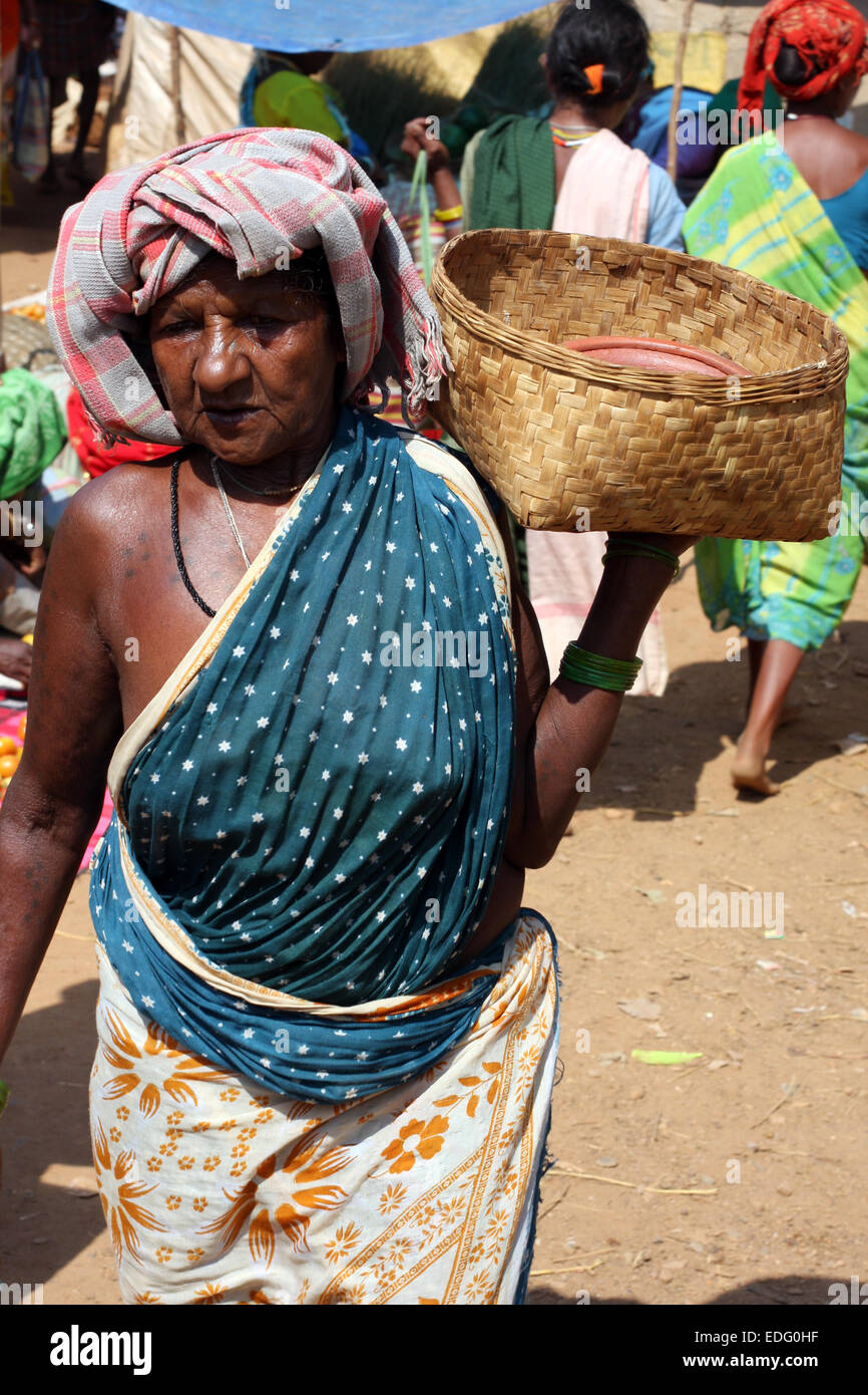 Adivasi donne nel mercato Tokapal, Chhattisgarh, Madyha Pradesh, India Foto Stock