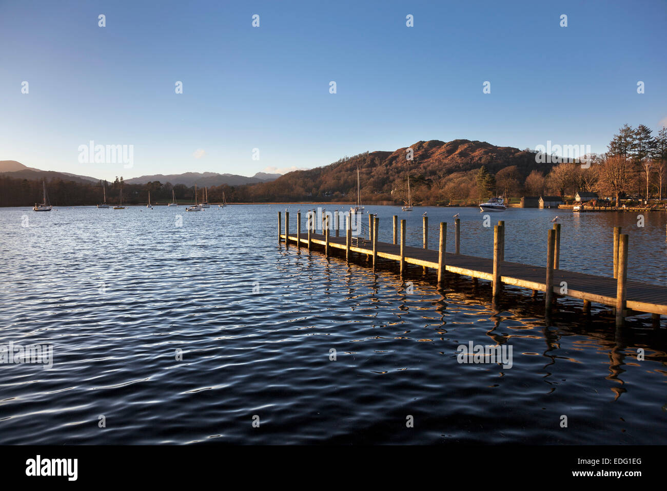 Pier su un lago - Lago Windemere, Lake District, Inghilterra, vista da Ambleside Foto Stock