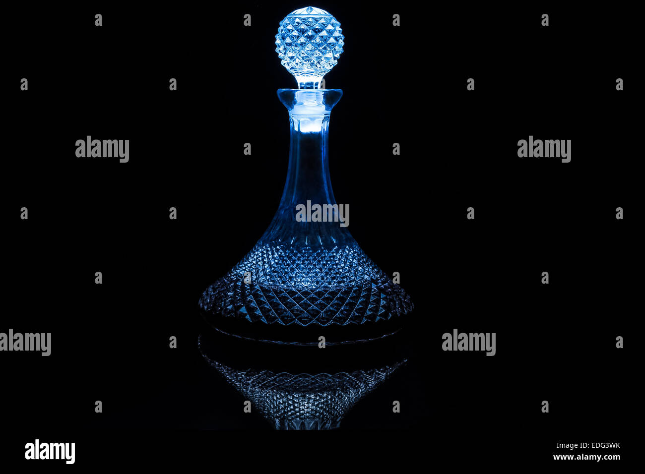 Vino rosso in un decanter. Nave decanter. Shiny decanter Foto Stock