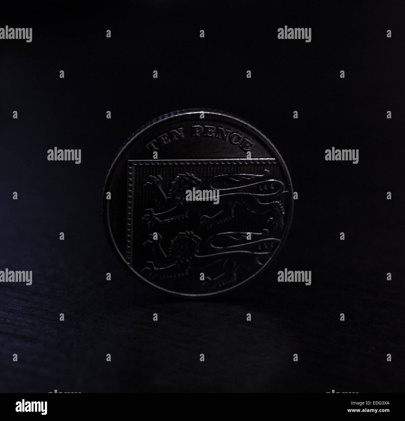 10 pence, scuro dieci pence, dieci pence coin in retromarcia Foto Stock