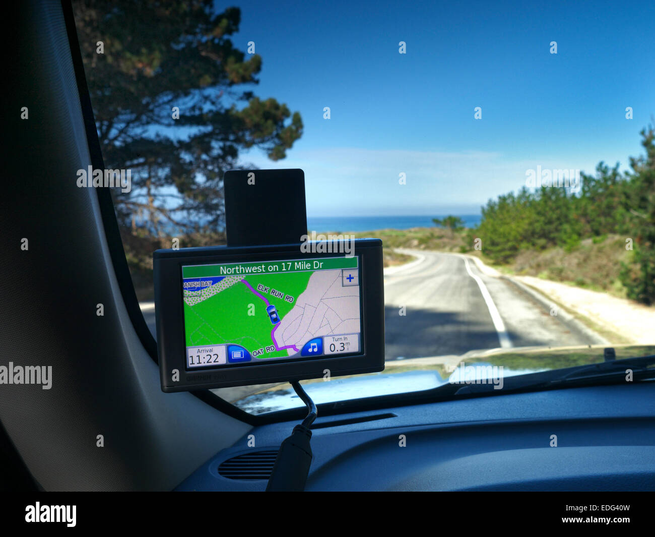 Sistema di navigazione satellitare schermo in-car visualizzazione 17 Mile Drive e Oceano Pacifico a Pebble Beach Monterey California USA Foto Stock