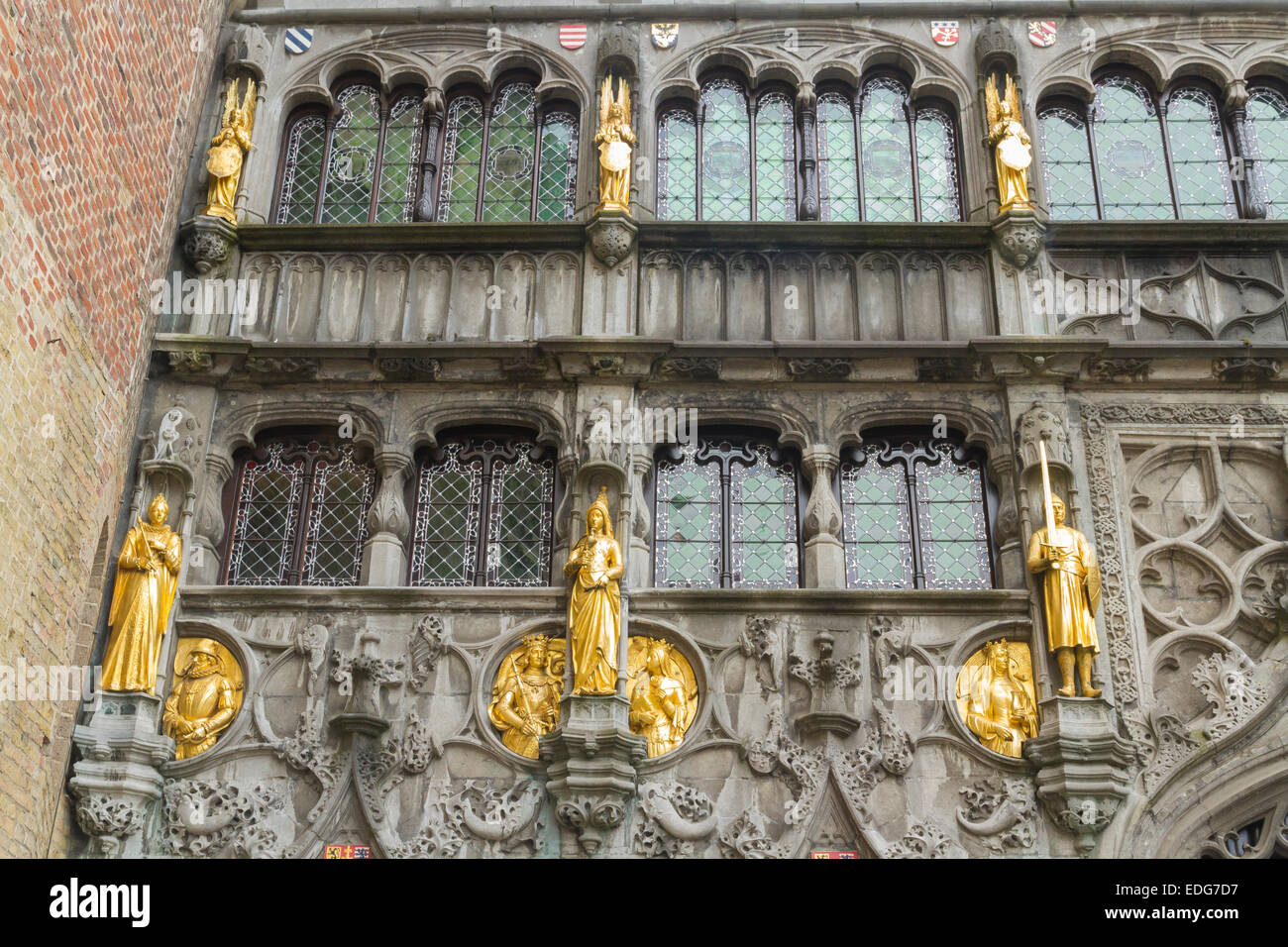 Guardando il guilded medievale statue e finestre della Basilica del Sangue Sacro. Piazza Burg, Bruges, Fiandre Occidentali, Belgiu Foto Stock