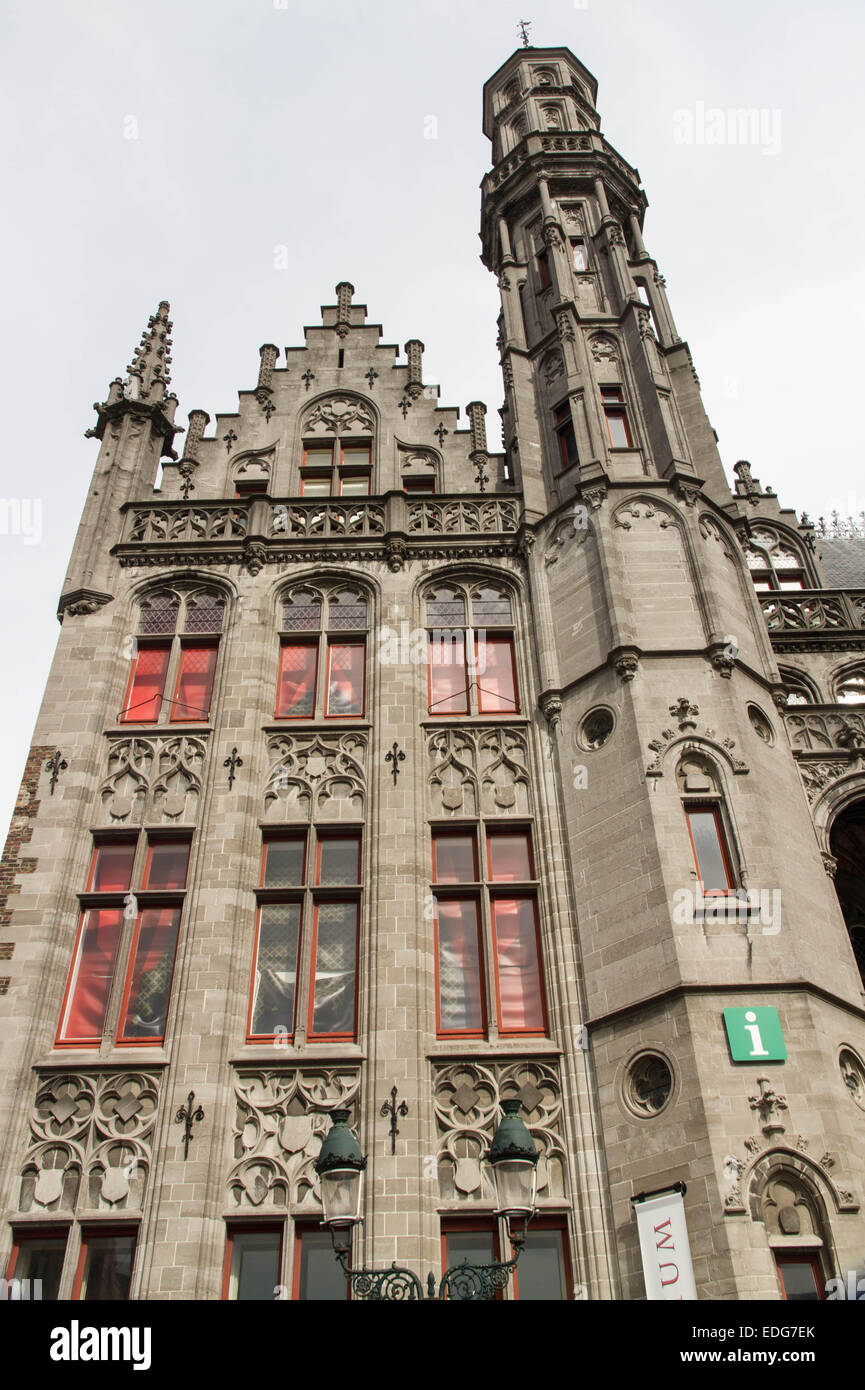 Guardando il dettagliato e torre di Palazzo Provinciale, la piazza del mercato di Bruges, Fiandre Occidentali, Belgio, Europa. Foto Stock