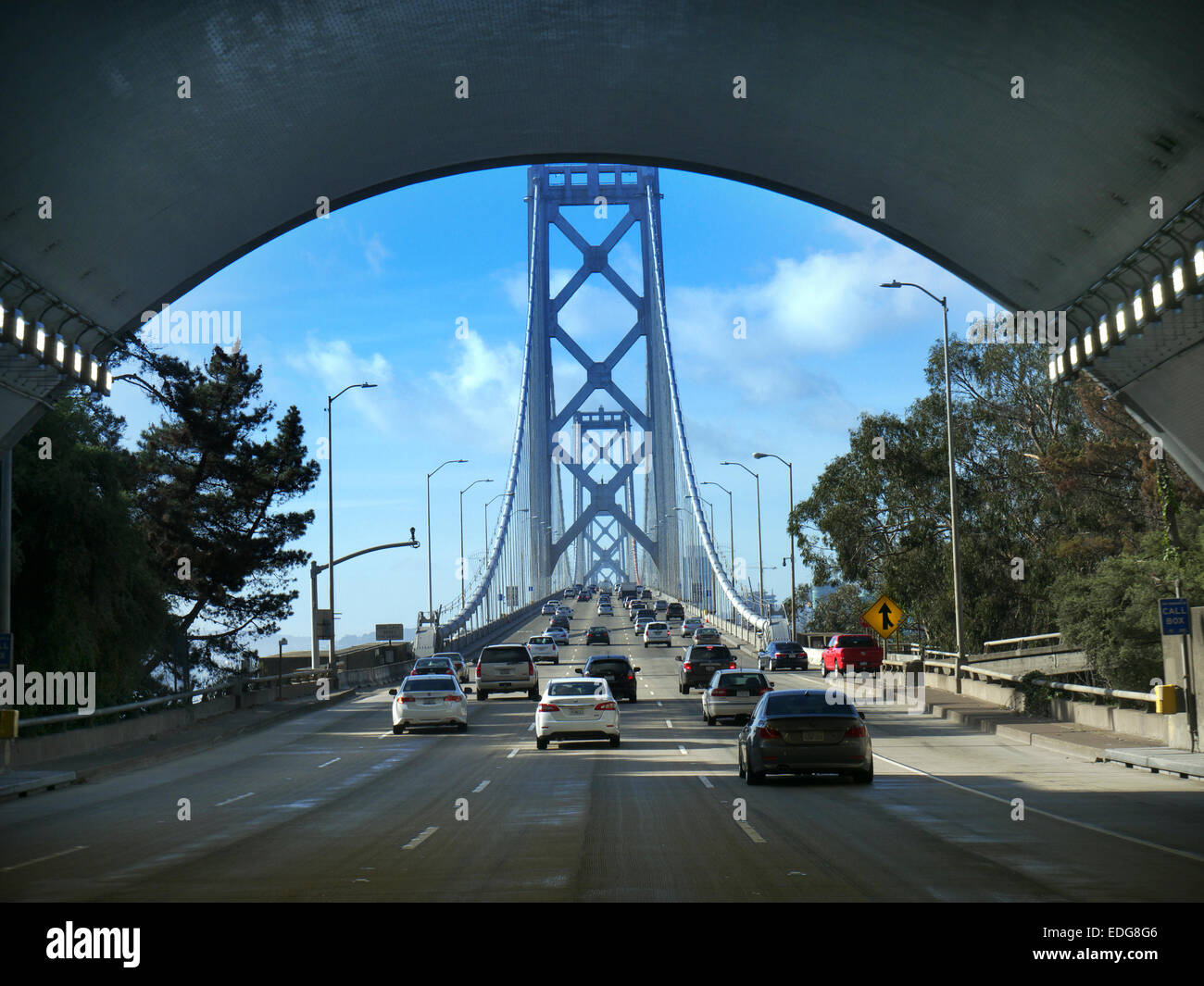 Mattina del traffico in ingresso a San Francisco oltre il Ponte della Baia California USA dal punto di vista dei driver Foto Stock