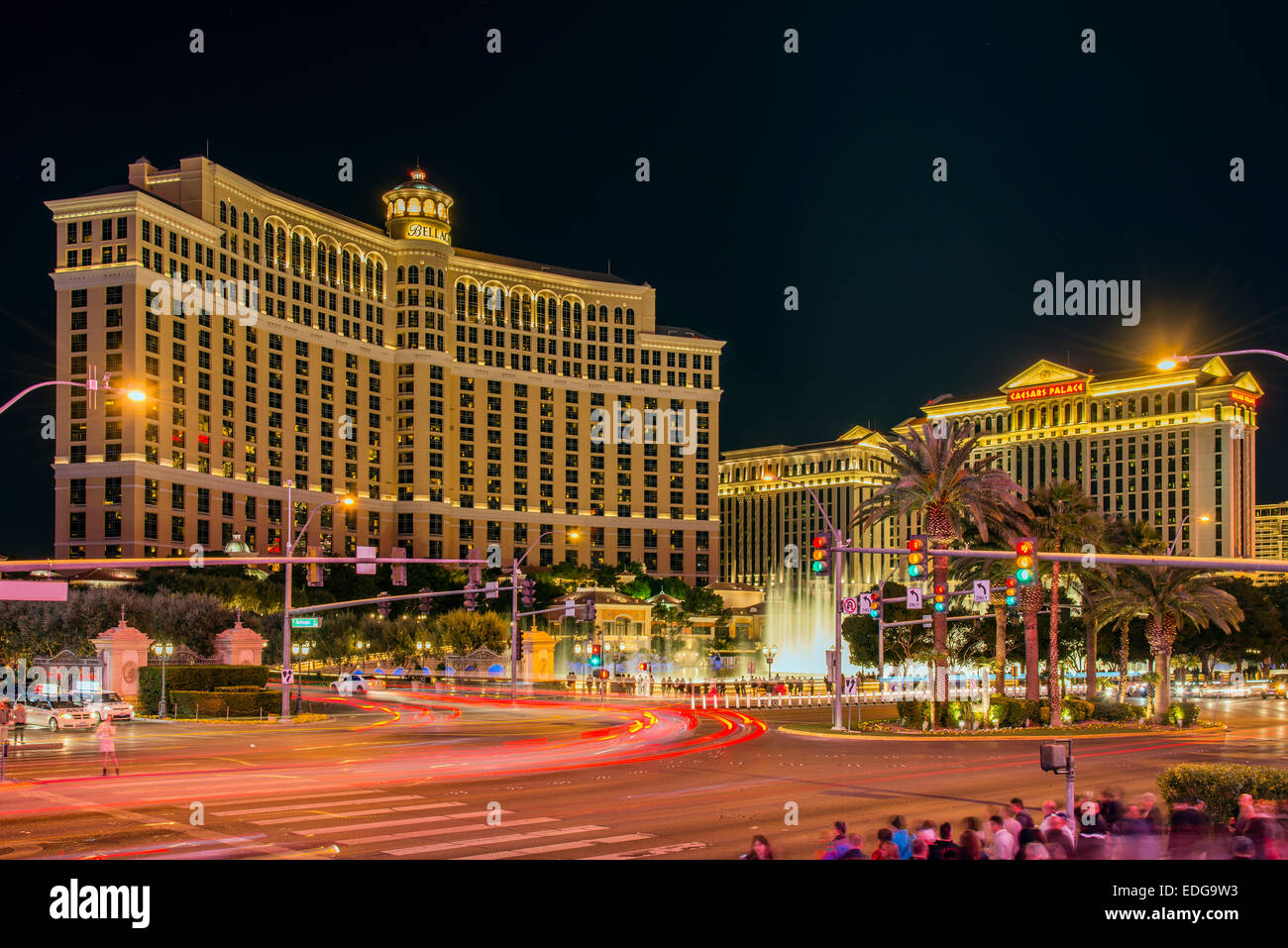 Vista notturna della Strip di Las Vegas con Bellagio Hotel e al Caesars Palace a Las Vegas, Nevada, STATI UNITI D'AMERICA Foto Stock