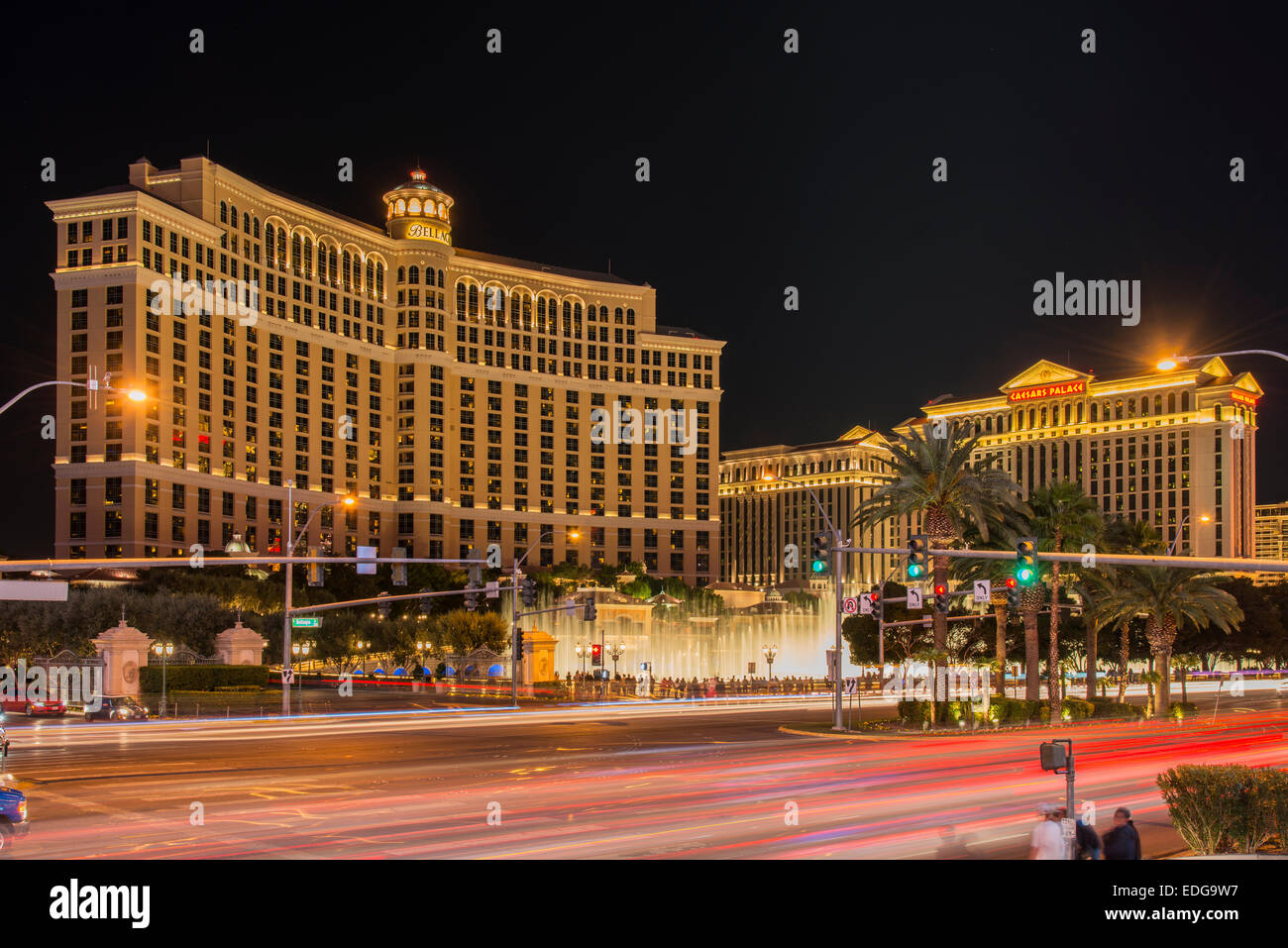 Vista notturna della Strip di Las Vegas con Bellagio Hotel e al Caesars Palace a Las Vegas, Nevada, STATI UNITI D'AMERICA Foto Stock