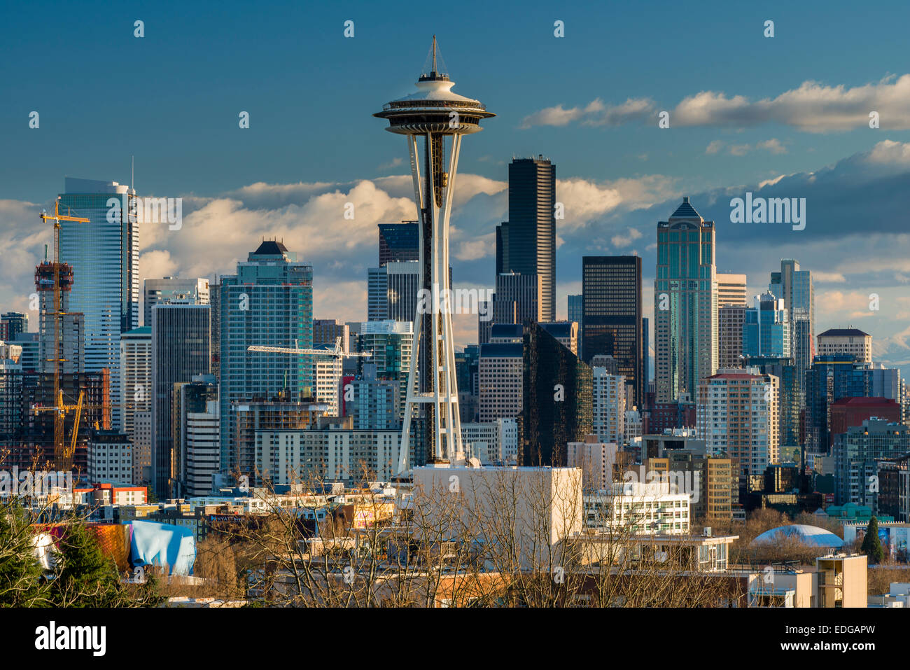Skyline del centro con lo Space Needle e il Seattle, Washington, Stati Uniti d'America Foto Stock
