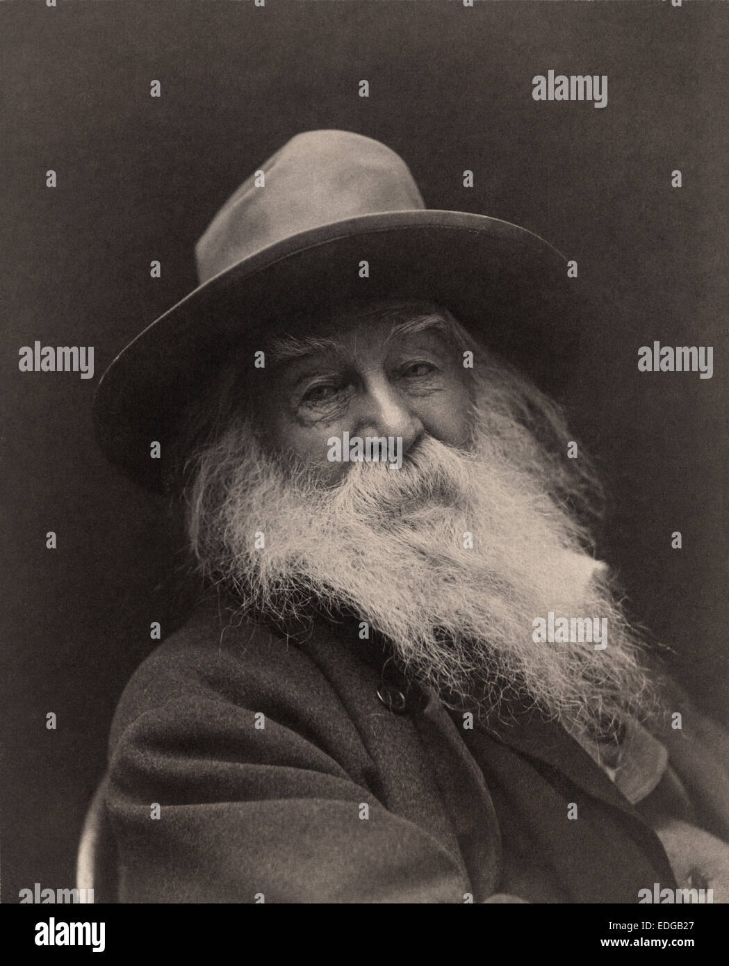 Poeta americano, saggista e giornalista Walt Whitman fotografata da George C. Cox nella città di New York nel 1887. L'immagine è detto di essere stato Whitman preferito dal foto-sessione; Cox pubblicato circa sette immagini per Whitman, che tanto ammirato questa immagine che egli ha anche inviato una copia per il poeta Tennyson in Inghilterra. Whitman ha venduto le altre copie. Foto Stock