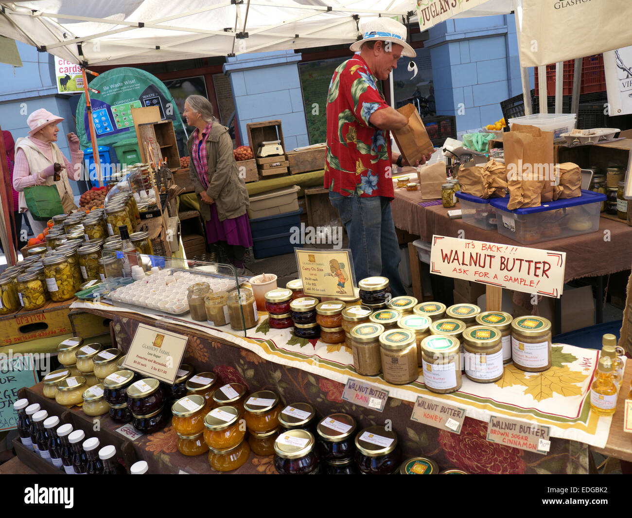 WALNUTS Farmers Market Stal specializzato in prodotti di noce americana su Embarcadero Ferry Building San Francisco America USA Foto Stock