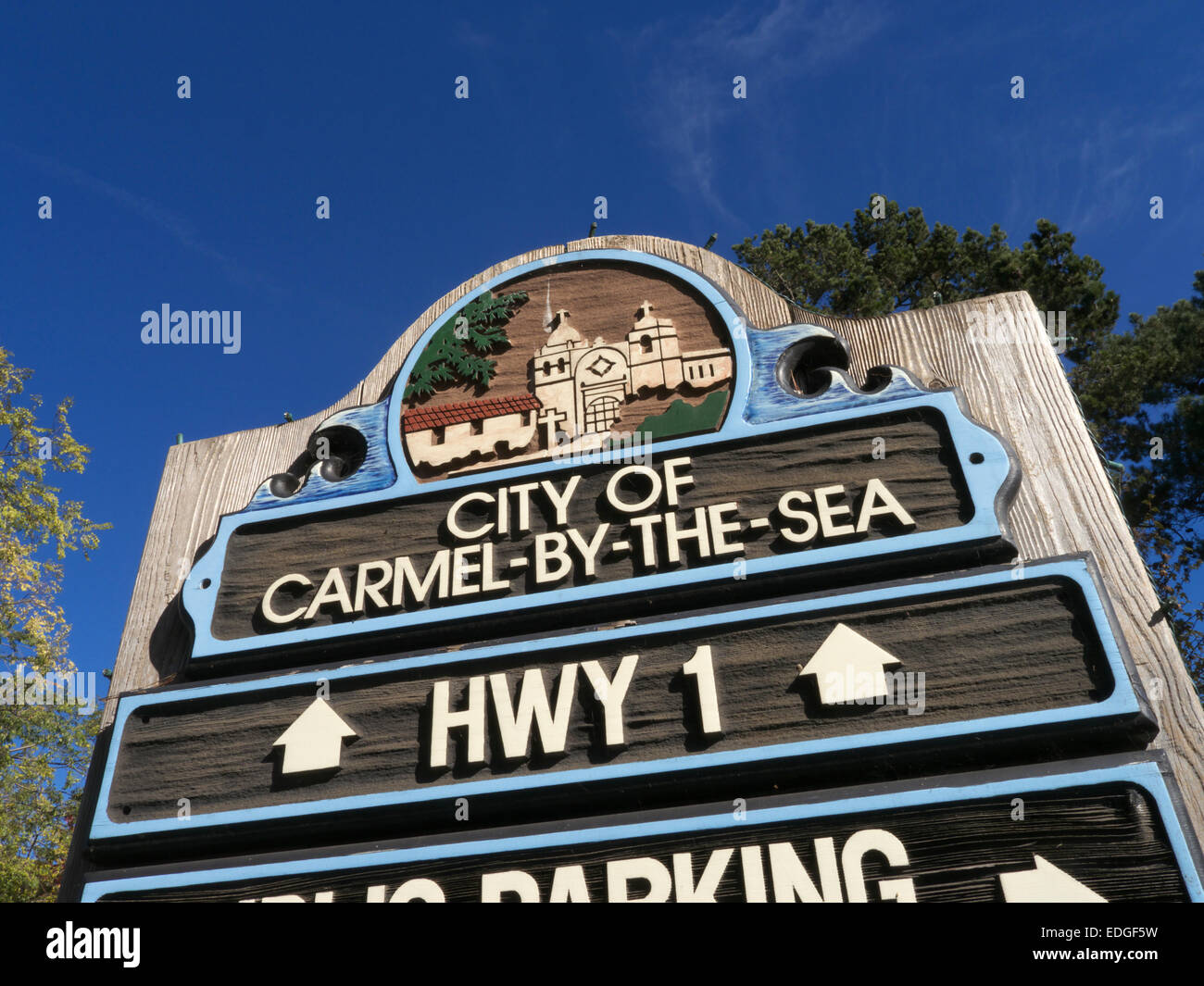 Autostrada 1 Carmel Sign California rustico cartello stradale in legno all'ingresso di Carmel-by-the-Sea, un popolare ed elegante villaggio costiero California USA Foto Stock