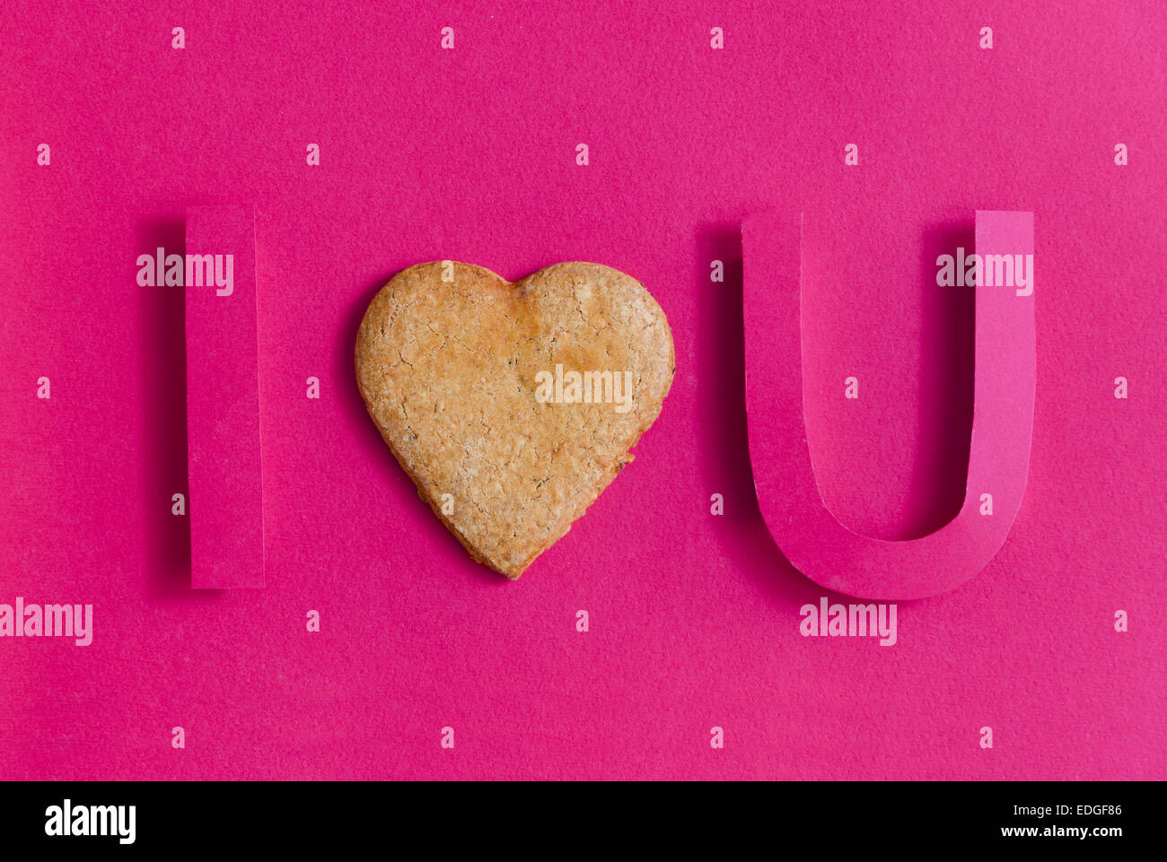 "Ti amo" realizzata in carta rosa e taglio di un focolare forma cookie Foto Stock