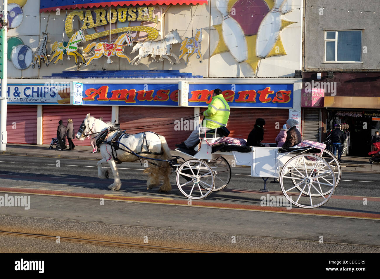Tradizionale cavallo e carrozza lungo la Promenade di Blackpool Foto Stock