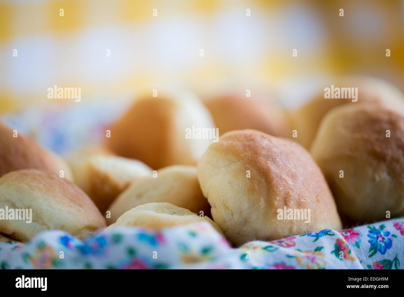 Focaccine o fette di pane sono serviti in un cestello di legno Foto Stock