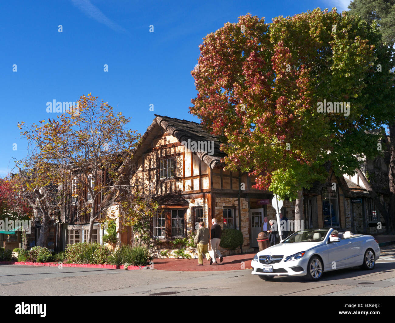 Scena di strada in autunno con negozi e gallerie d'arte di visitatori su Ocean Avenue Carmelo Monterey County in California Foto Stock