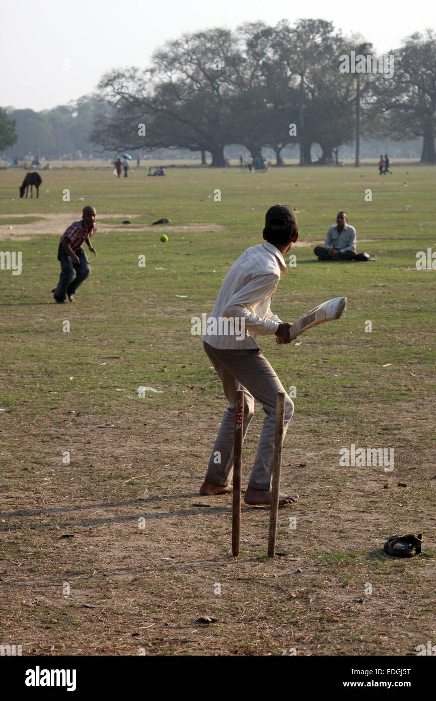 Ragazzi giocare a cricket sulla egli maidaïen, Kolkata (Calcutta), India Foto Stock