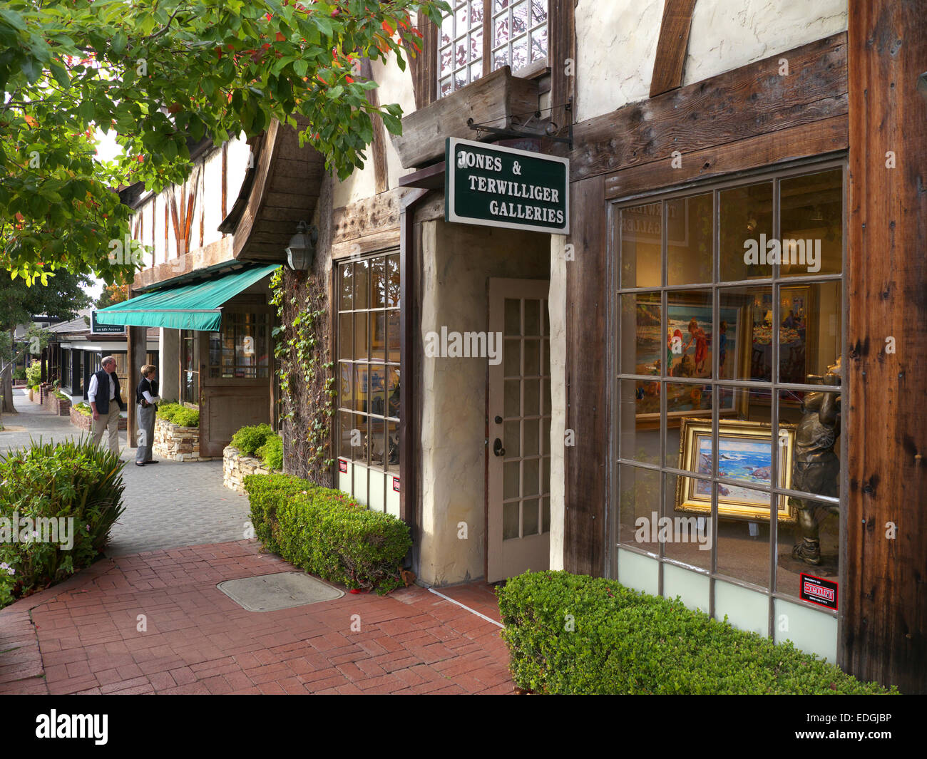 Scena di strada con negozi e gallerie d'arte di visitatori su Ocean Avenue Carmelo Monterey County in California Foto Stock