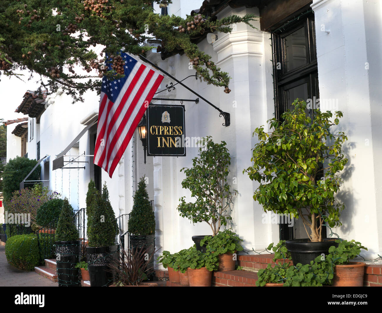 Rinomato Cypress inn boutique hotel esterno con stelle e strisce di bandiera al crepuscolo Lincoln Street Carmel California USA Foto Stock
