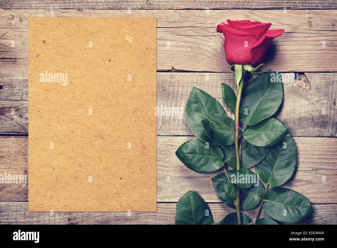 Vintage rosa e carta bianca sul vecchio sfondo di legno Foto Stock