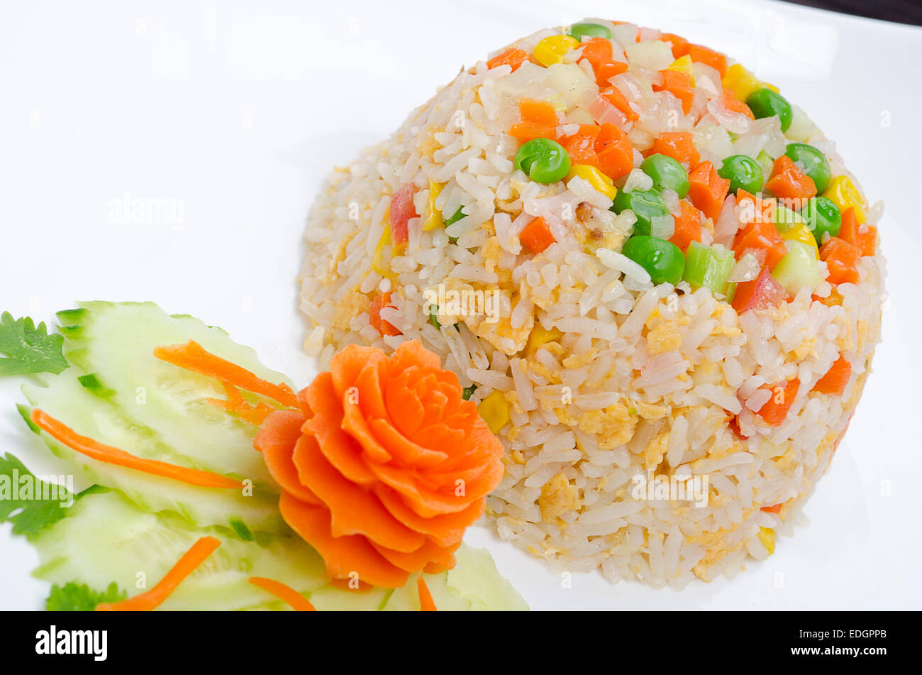 Stile Thailandese vegetale di riso fritto con uova e le erbe aromatiche  Foto stock - Alamy