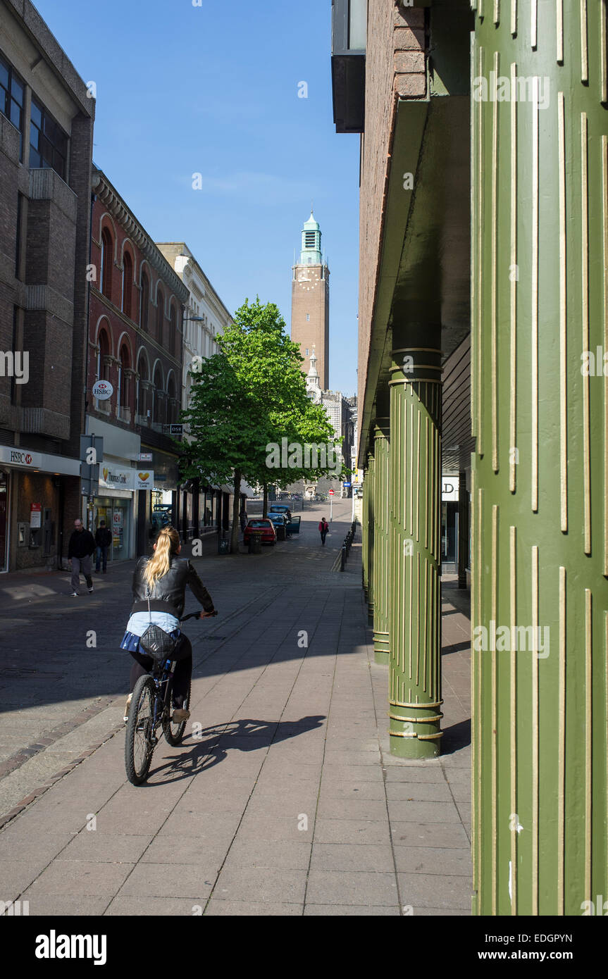 London Street con il Municipio di Clock Tower e il ciclista Norwich Norfolk Inghilterra Foto Stock