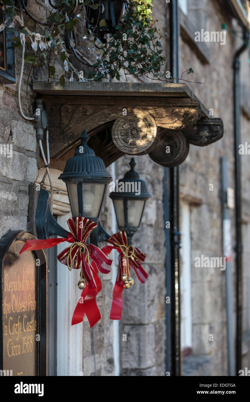 Inglese tradizionale porta anteriore con autobus tradizionali lampade e veranda in legno. Si trova nel villaggio di Corfe, Dorset Foto Stock