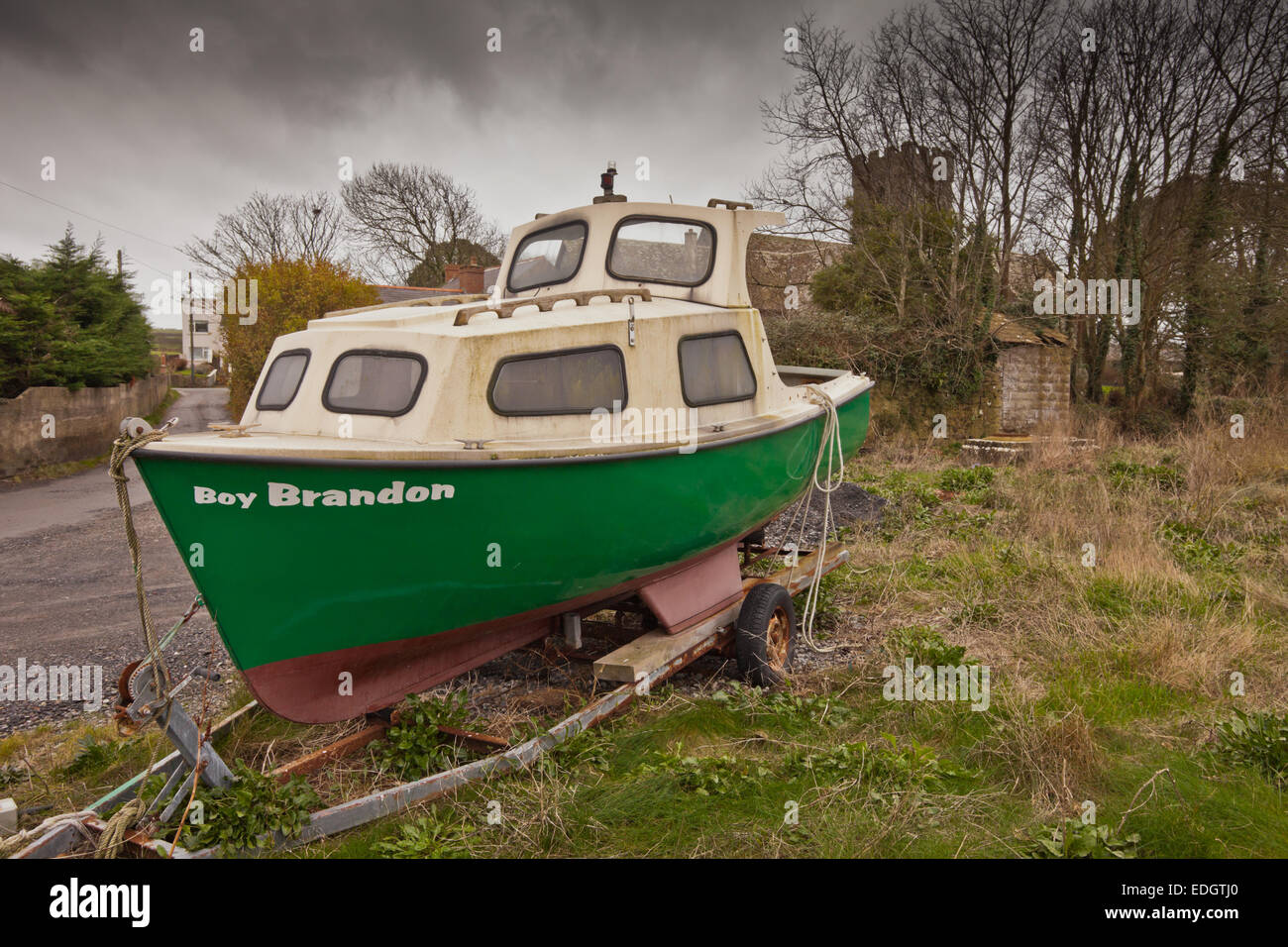 Barca su un rimorchio sul ciglio della strada, angolo, Pembrokeshire, Wales, Regno Unito Foto Stock