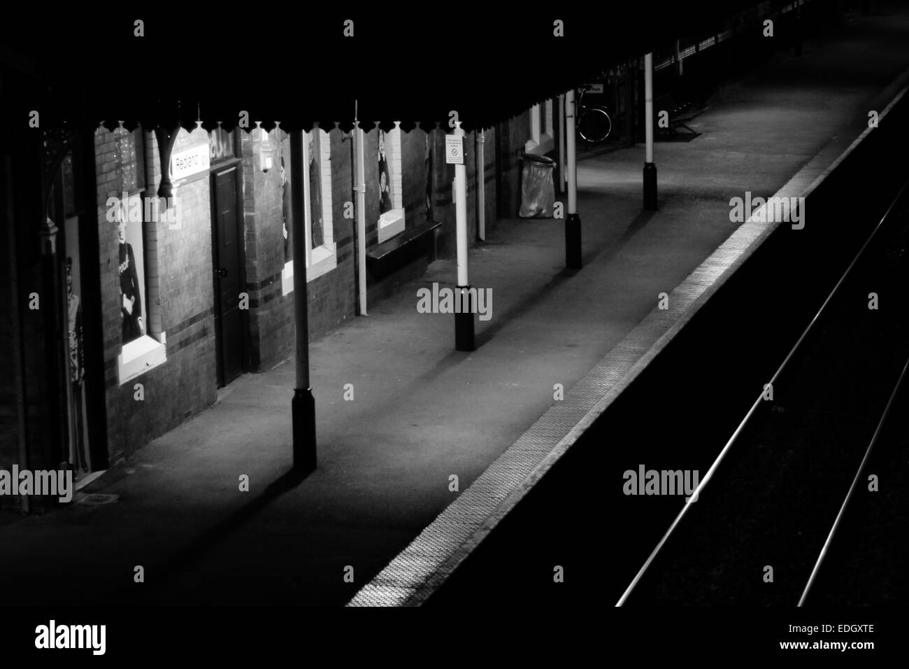 Una piattaforma ferroviaria di notte. Foto Stock