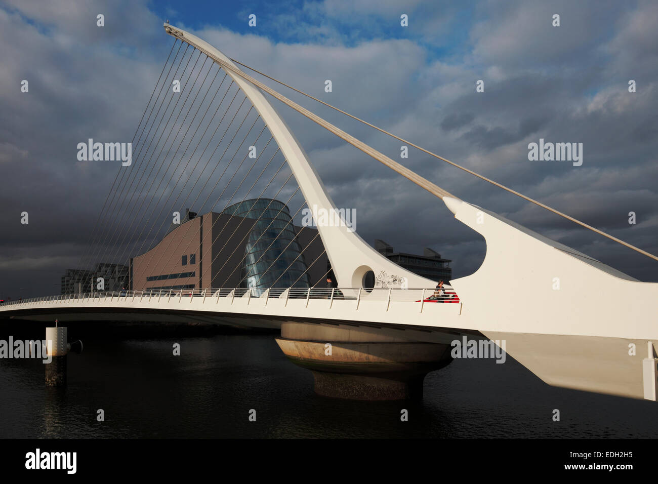 Samuel Beckett ponte che attraversa il fiume Liffey e il centro congressi sulla Spencer Dock a Dublino (Irish: Baile Átha Cliath) Foto Stock