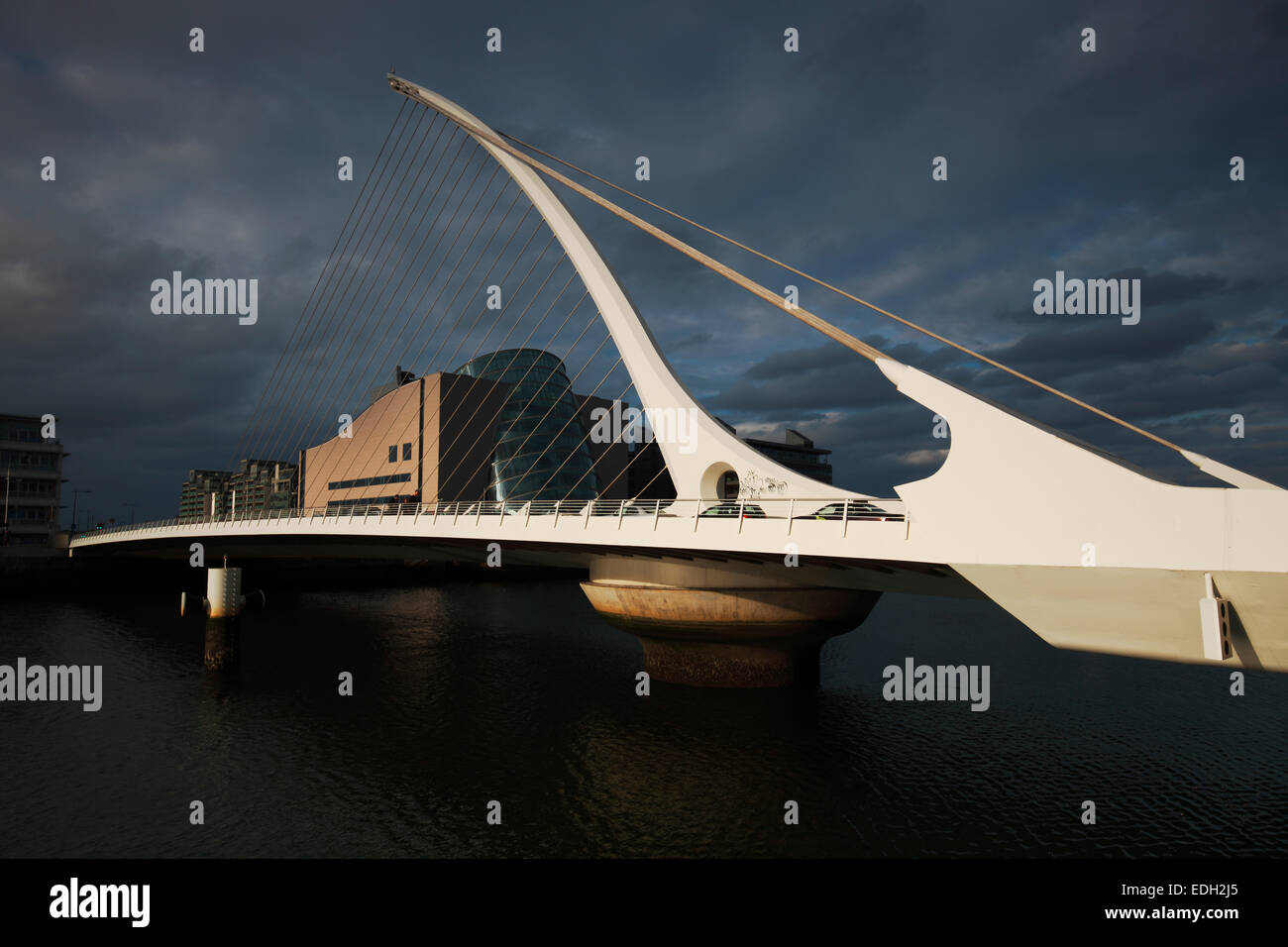 Samuel Beckett ponte che attraversa il fiume Liffey e il centro congressi sulla Spencer Dock a Dublino (Irish: Baile Átha Cliath) Foto Stock