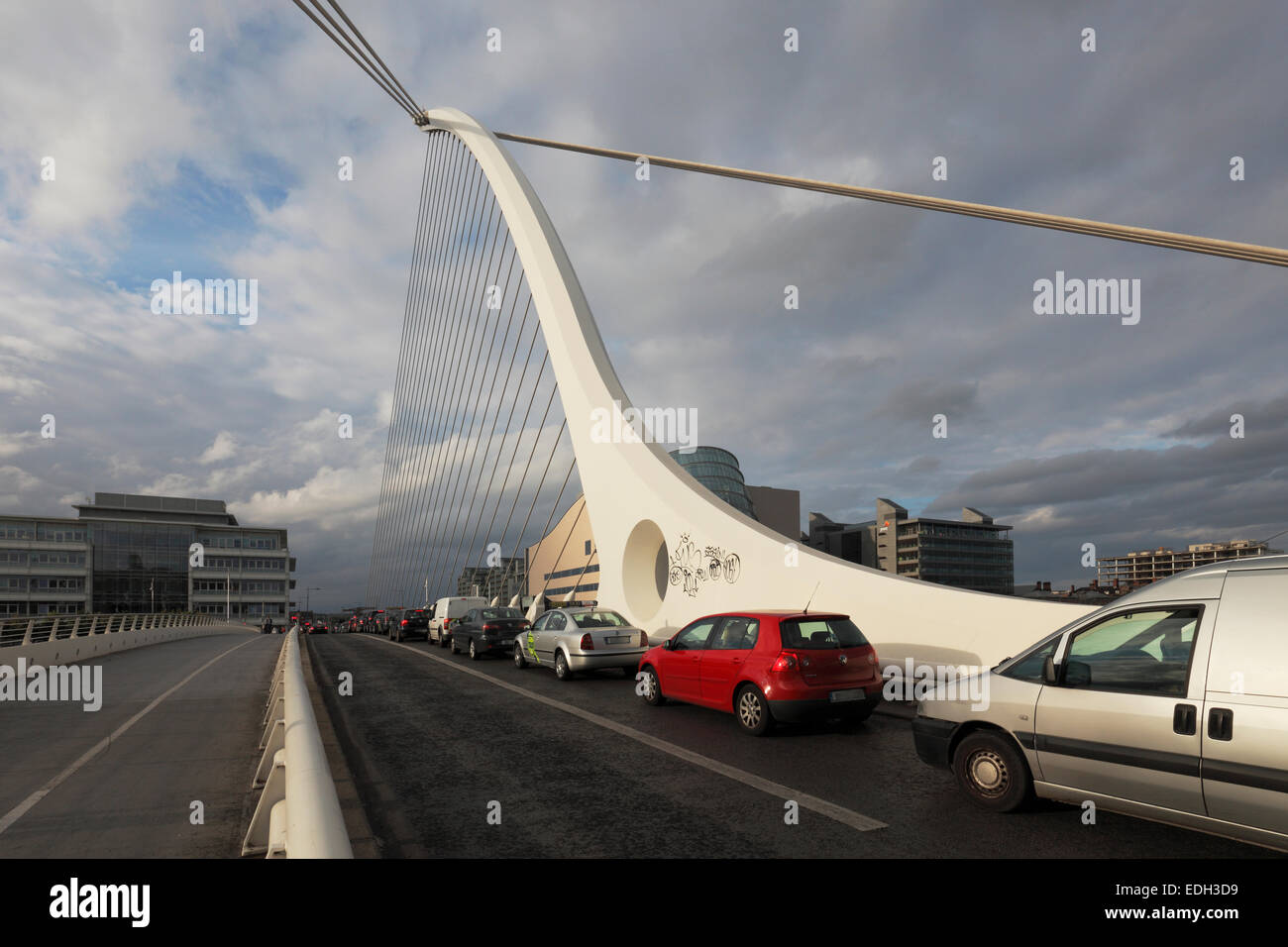 Ora di punta su Samuel Beckett ponte che attraversa il fiume Liffey a Dublino (Irish: Baile Átha Cliath) Foto Stock