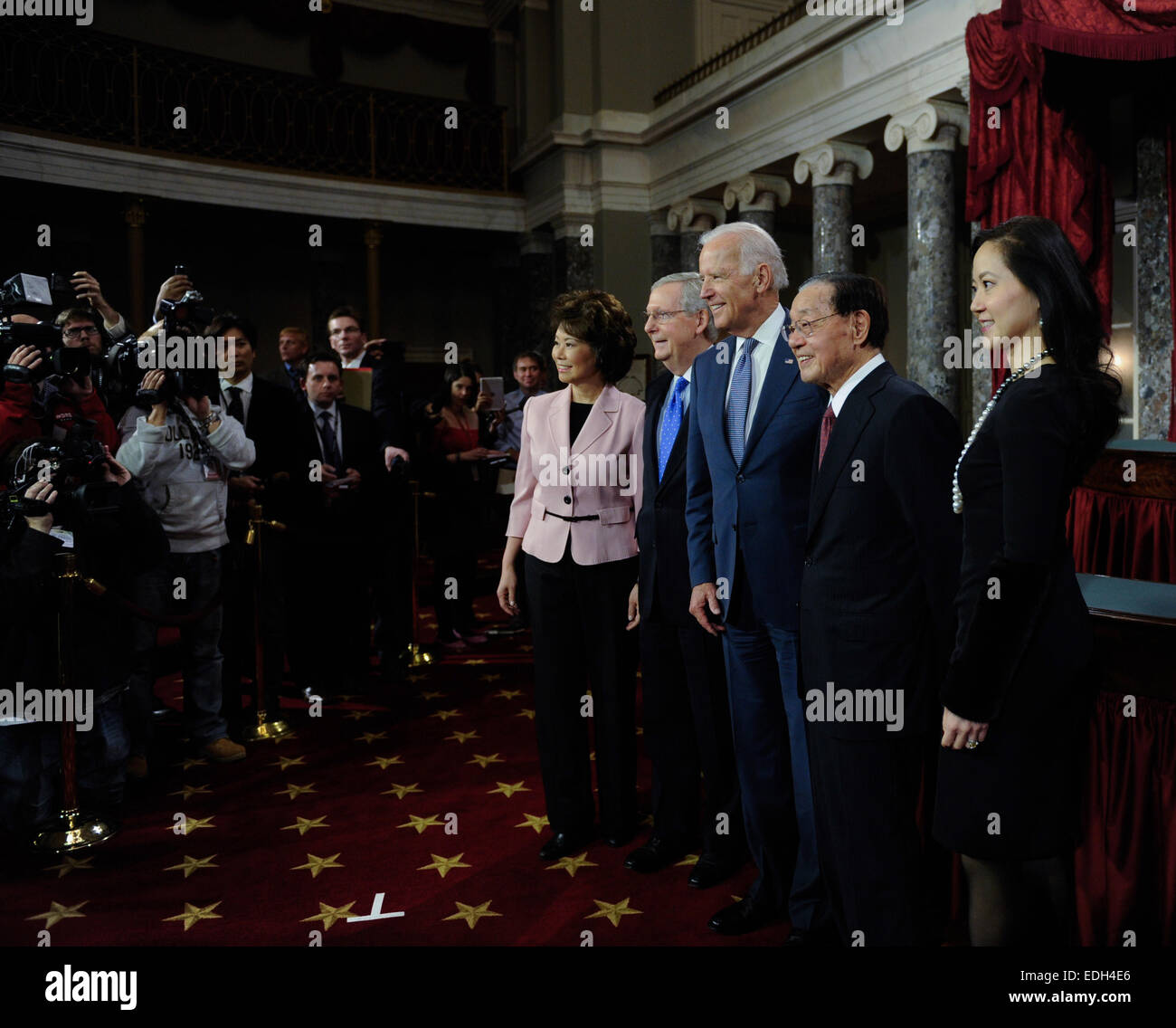 Washington, DC, Stati Uniti d'America. Il 6 gennaio, 2015. Mitch McConnell(4 R), nuovo leader degli Stati Uniti Senato della maggioranza e la sua famiglia posano con il Vice Presidente Joseph Biden (terza R) dopo il giuramento in occasione della cerimonia al Campidoglio di Washington, DC, capitale degli Stati Uniti, gennaio 6, 2015. Il Martedì, Mitch McConnell, un 72-anno vecchio senatore dal Kentucky, divenne la U.S. Del Senato leader della maggioranza a seguito di Boehner per essere uno dei due più potenti i repubblicani nella nazione. Credito: Bao Dandan/Xinhua/Alamy Live News Foto Stock