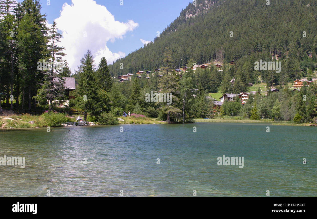 Champex Village e il suo lago in Vallese Svizzera è una famosa destinazione turistica ed è il Tour de Mont Blanc a piedi. Foto Stock