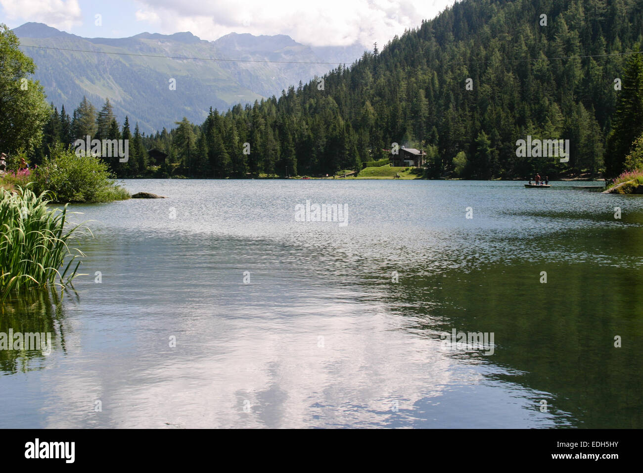Champex Village e il suo lago in Vallese Svizzera è una famosa destinazione turistica ed è il Tour de Mont Blanc a piedi. Foto Stock