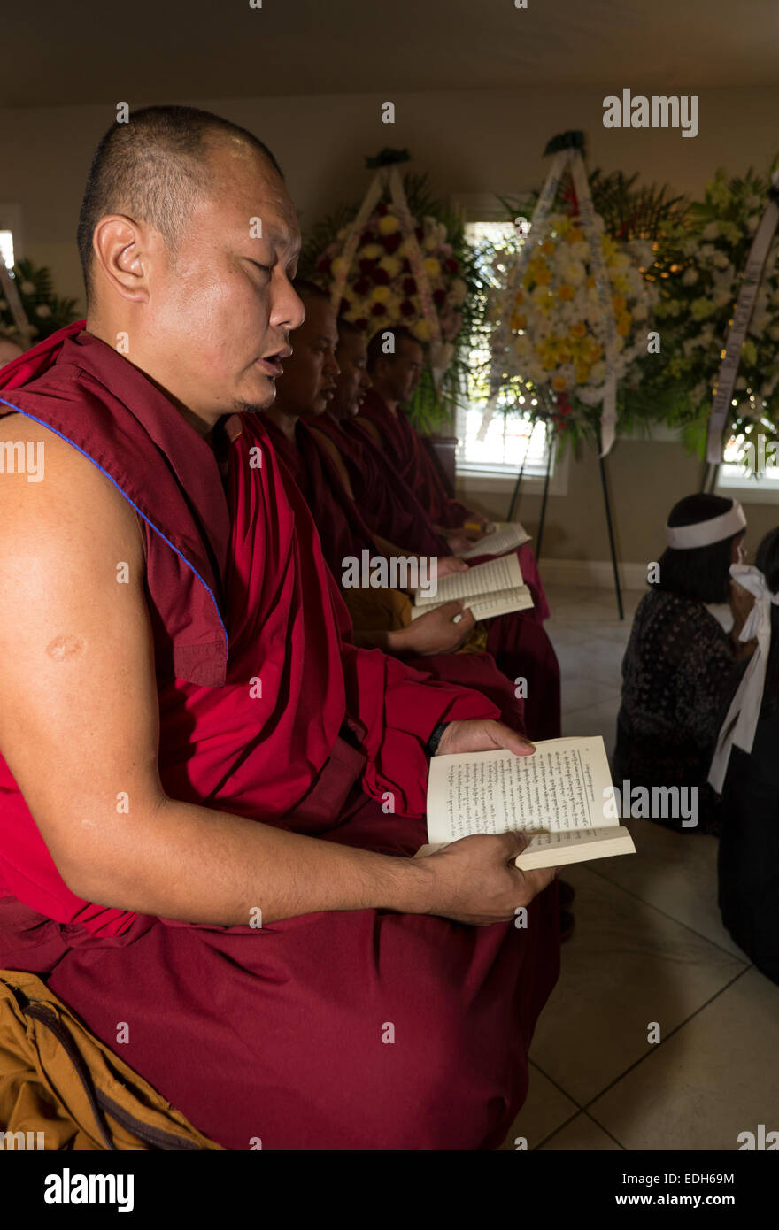 Monaci Tibetani, persone in lutto, pregando, Vietnamita funerale, memoriale di servizio, Little Saigon, City of Westminster, California, Foto Stock