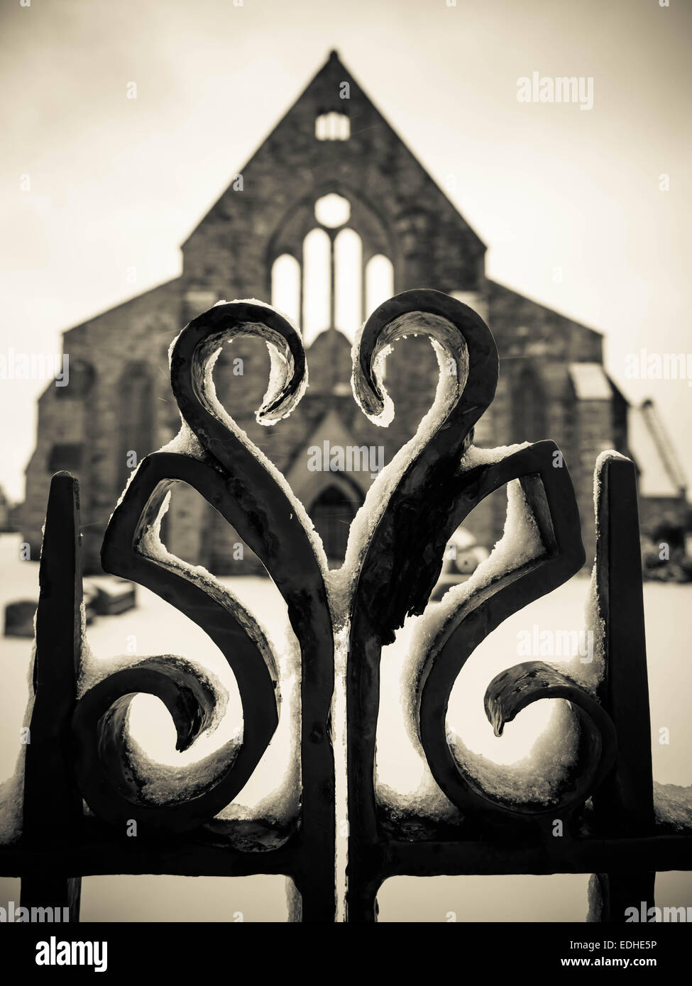 In prossimità di una chiesa gate ricoperto di ghiaccio e neve Foto Stock