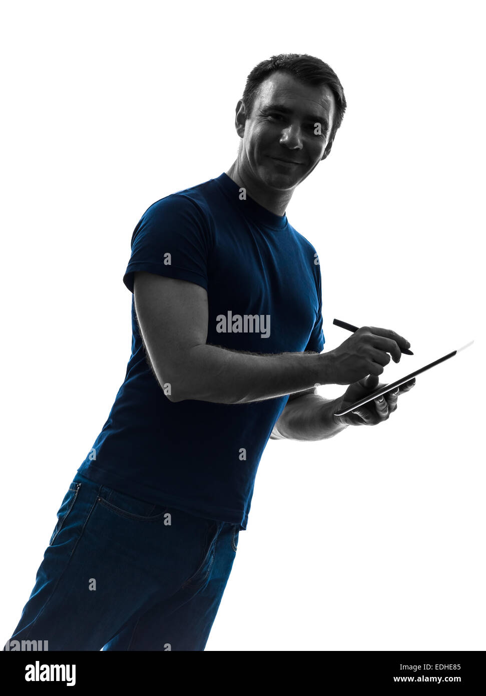 Un uomo con tavoletta digitale e penna in silhouette su sfondo bianco Foto Stock