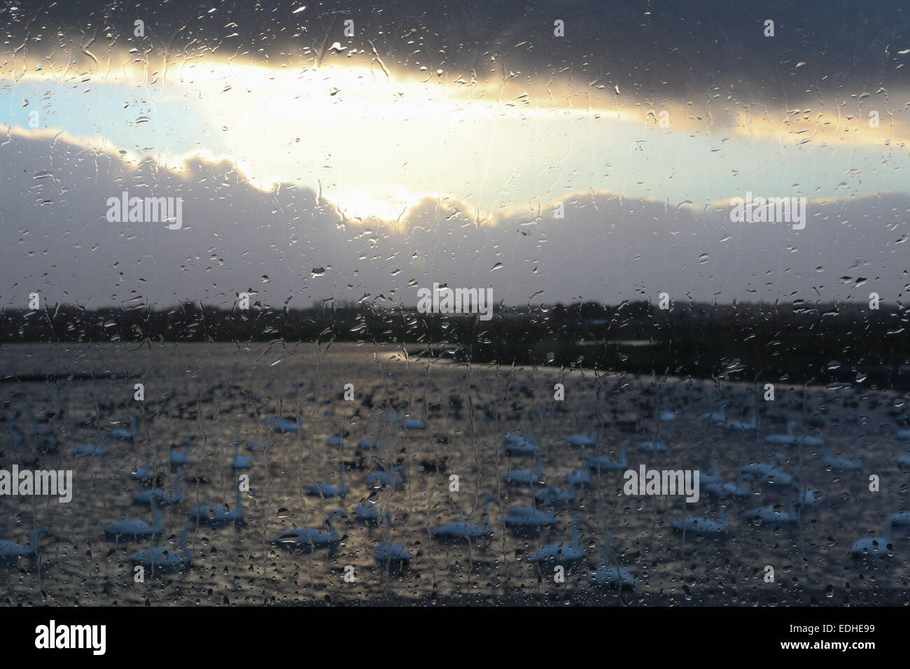 Le gocce di pioggia sul vetro a Martin mere una località turistica. Concetto di 'Wet Bank Holiday' Foto Stock