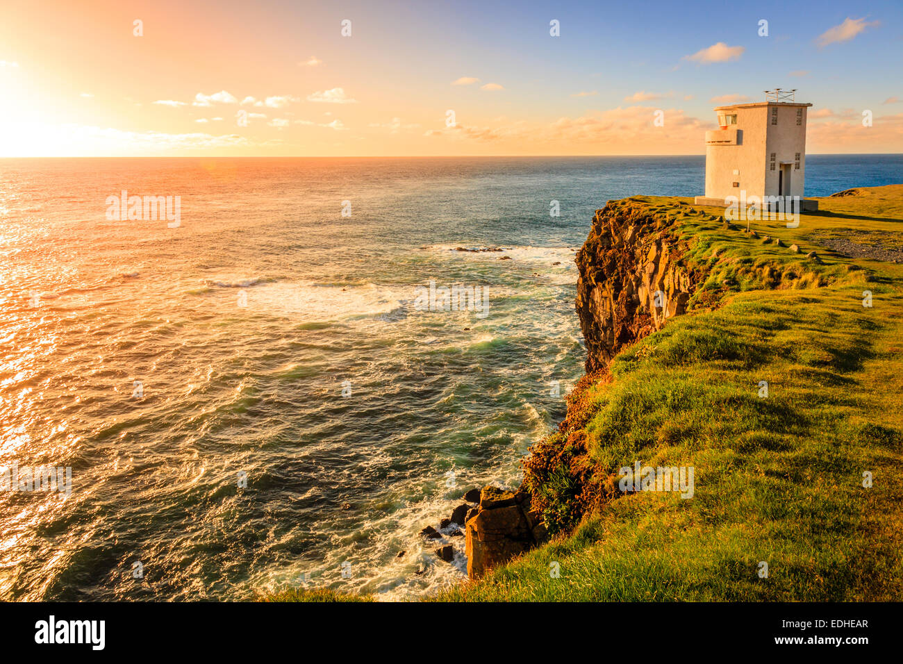 Faro sulla scogliera Latrabjarg, il punto westmost di Islanda Foto Stock